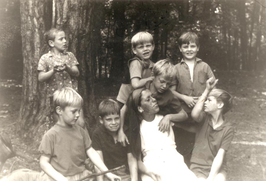 Juf Elly Valk met enkele kinderen